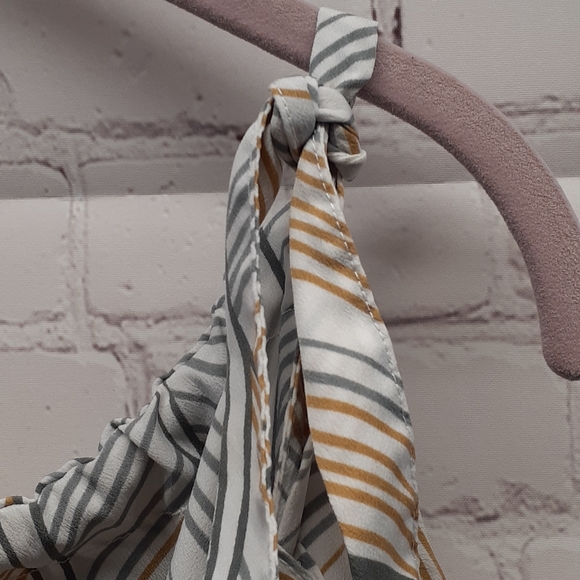 Manuhealii Leihulu print cold shoulder tie blouse - Picture 4 of 6